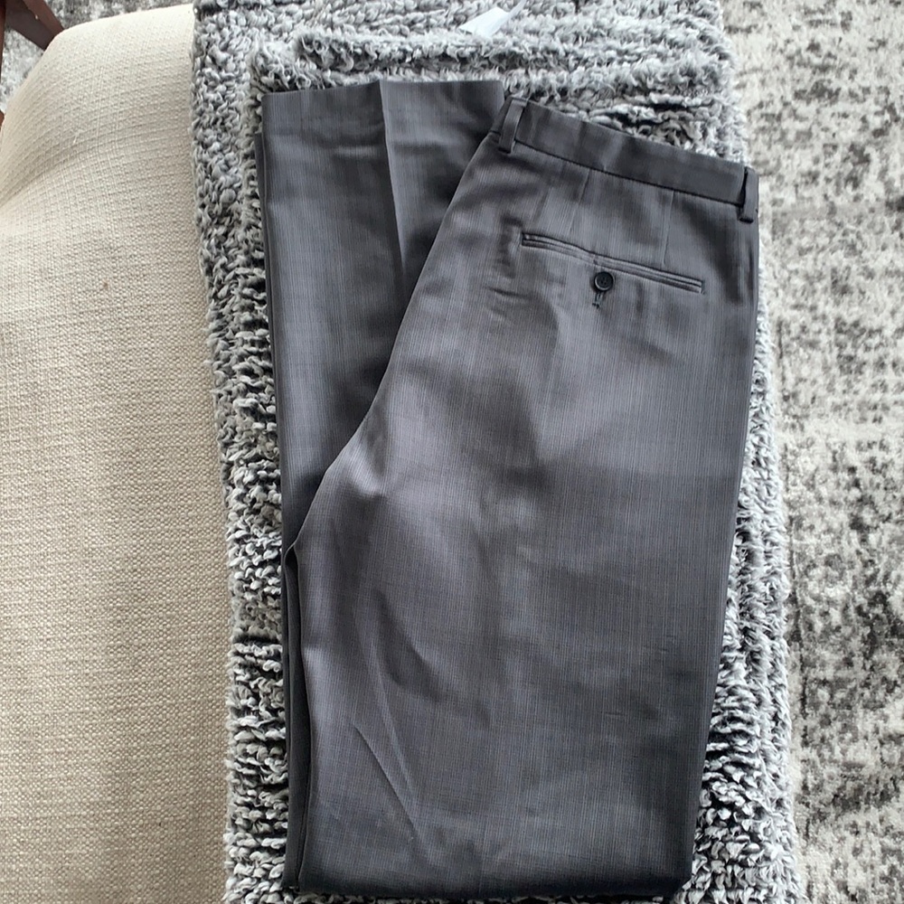 Hugo Boss, dress pant. Central pleat, 34/36
